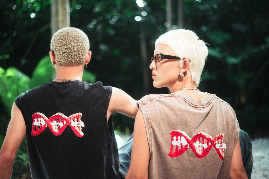 Two friends in DNA tees, from behind